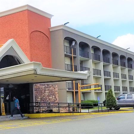 Howard Johnson By Wyndham Clifton Nj Exterior foto