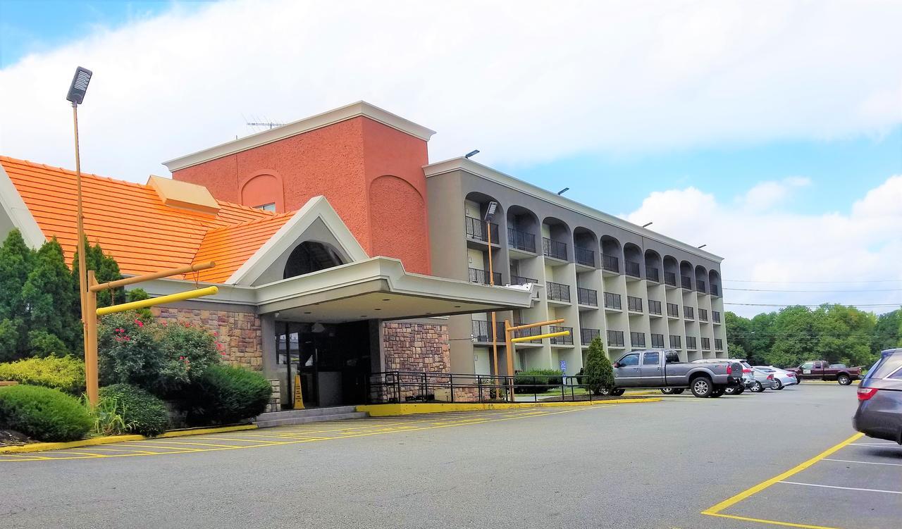 Howard Johnson By Wyndham Clifton Nj Exterior foto